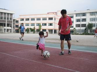 지난해 여름 조기축구회에 처음 따라 갔던 날 축구하며 즐거워 하는 여름이 